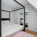 Modern Spacious 2 Bedroom Flat Near Richmond Park