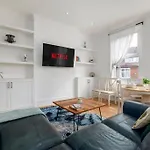 Modern Spacious 2 Bedroom Flat Near Richmond Park