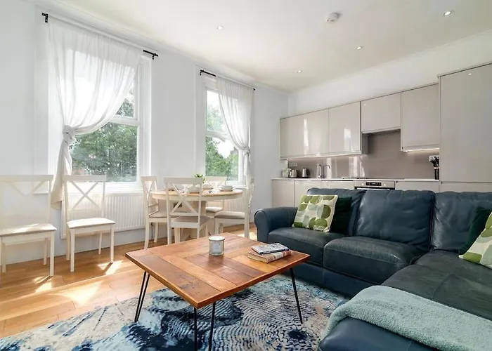 Modern Spacious 2 Bedroom Flat Near Richmond Park