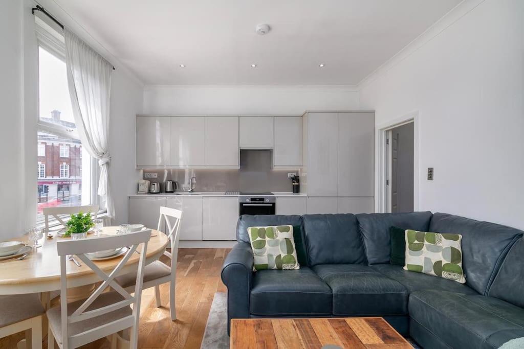 Modern Spacious 2 Bedroom Flat Near Richmond Park * Londra