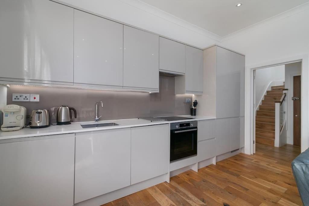 Modern Spacious 2 Bedroom Flat Near Richmond Park