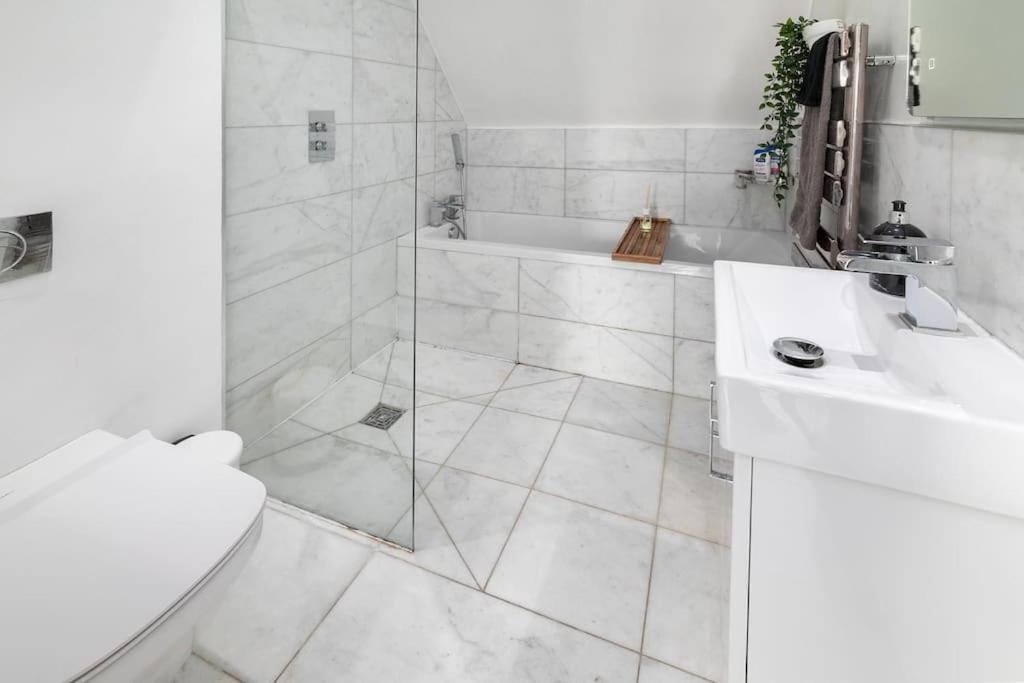 Modern Spacious 2 Bedroom Flat Near Richmond Park *